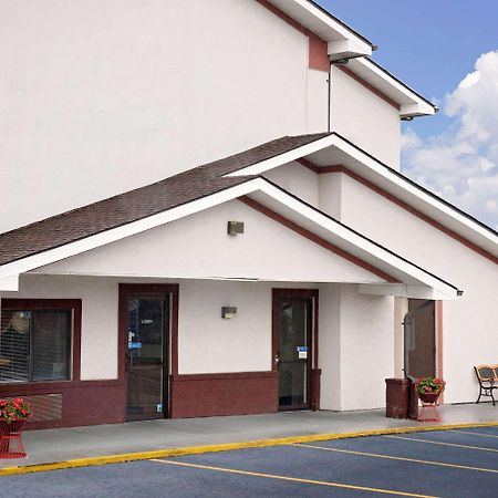 Super 8 Martinsburg Hotel Bagian luar foto