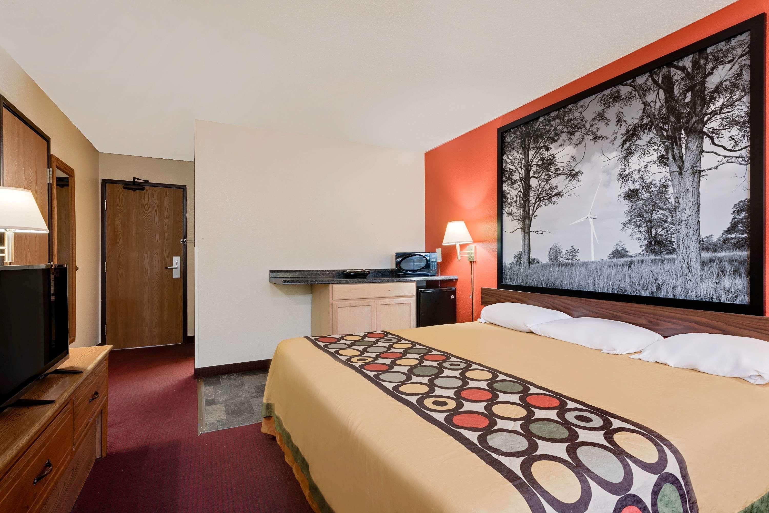 Super 8 Martinsburg Hotel Bagian luar foto