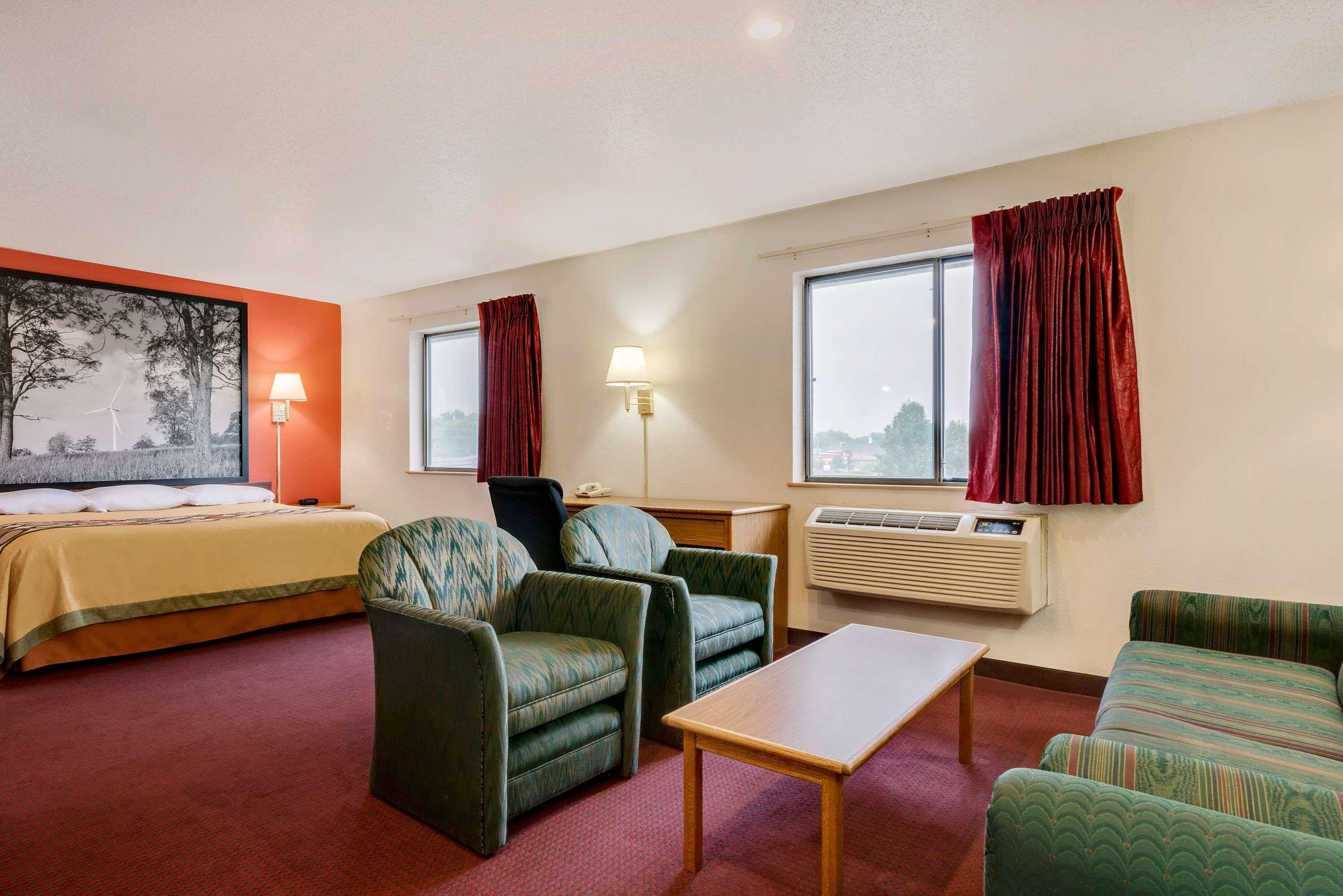 Super 8 Martinsburg Hotel Bagian luar foto