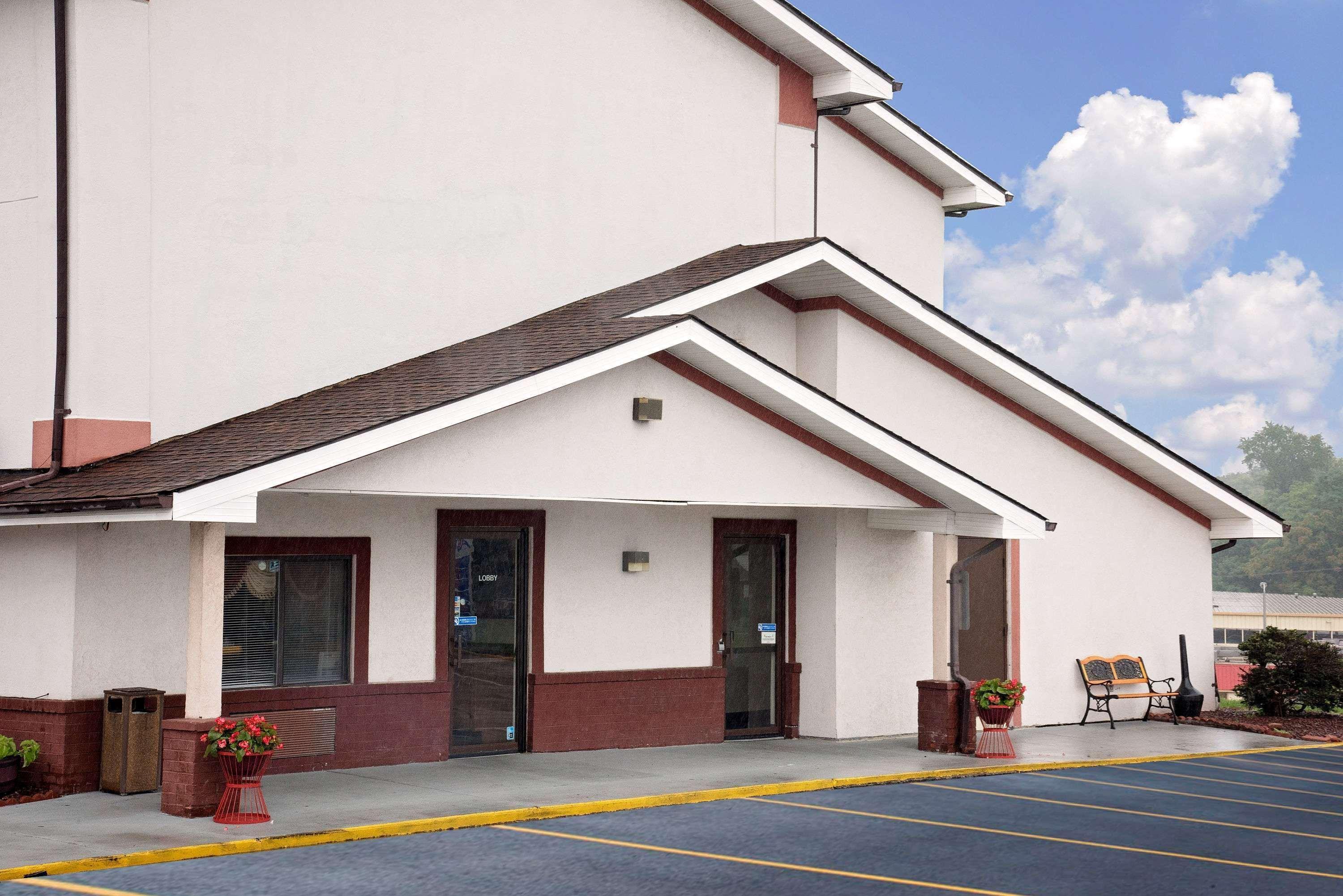 Super 8 Martinsburg Hotel Bagian luar foto