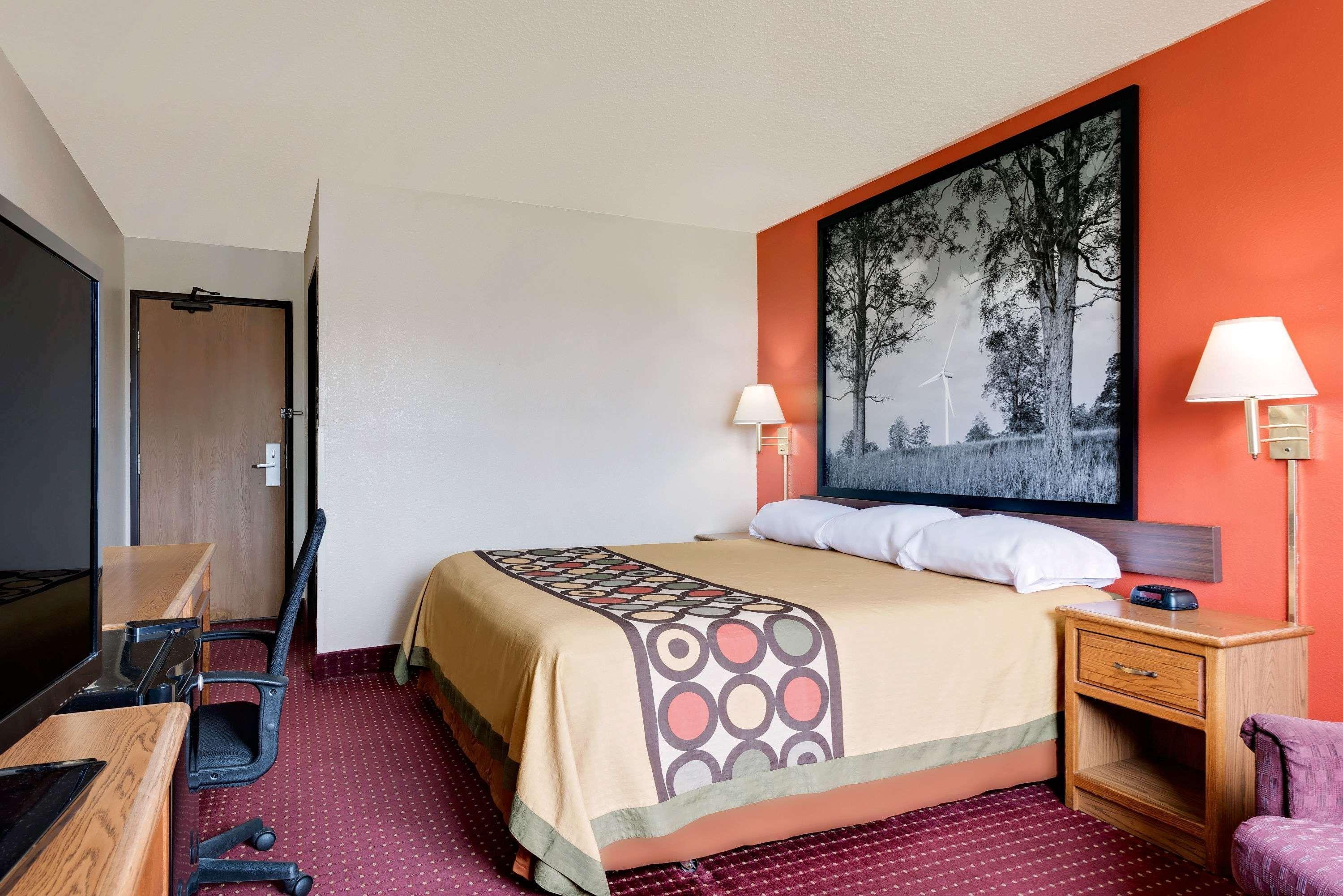Super 8 Martinsburg Hotel Bagian luar foto