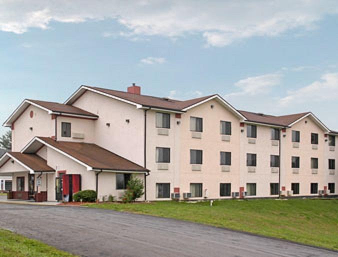 Super 8 Martinsburg Hotel Bagian luar foto
